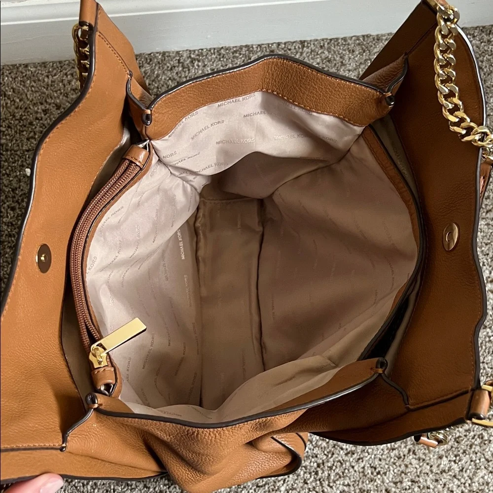 Michael Kors Tan Leather Shoulder Bag with Gold Chain - Picture 6 of 15